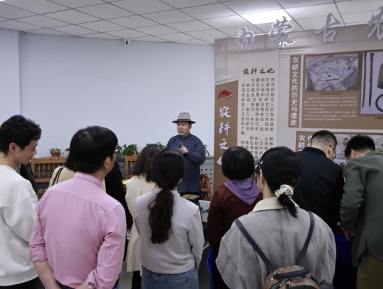 自治區(qū)民委和內(nèi)蒙古農(nóng)業(yè)大學(xué)部分基層黨支部開(kāi)展“交融匯聚、共筑家園”主題黨日活動(dòng)